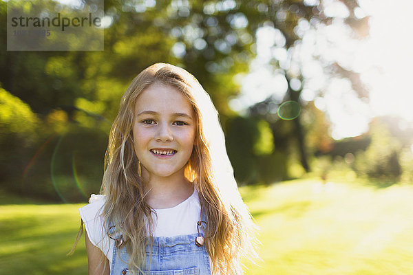 Portrait lächelndes Mädchen im sonnigen Garten