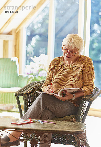 Senior Frau Färbung in Malbuch