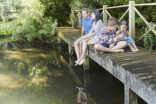 Erholung für die ganze Familie auf der Fußgängerbrücke über den Teich