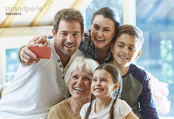 Mehrgenerationen-Familie mit Selfie