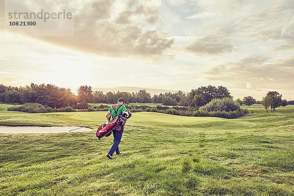 Golfer auf Kurs  Korschenbroich  Düsseldorf  Deutschland