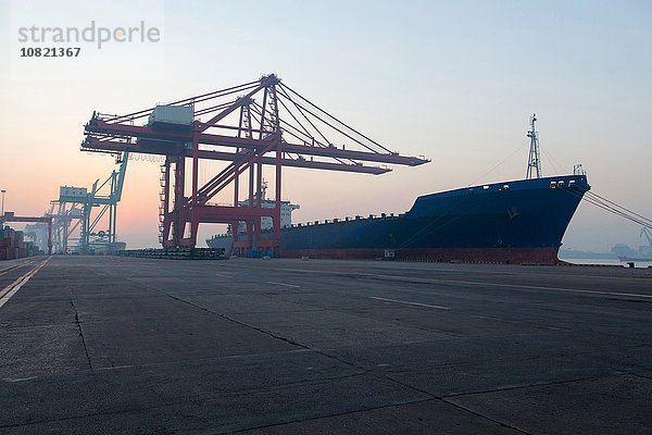 Containerschiff und Kräne im Hafen