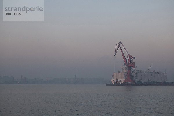 Containerschiff und Kran im Hafen