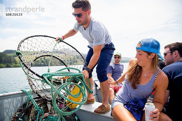 Erwachsene Freunde bereiten Krabbenfalle auf Fischerboot vor  Nehalem Bay  Oregon  USA