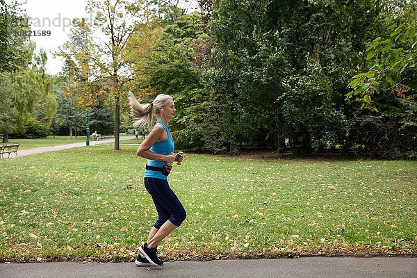 Reife Läuferin beim Laufen im Park