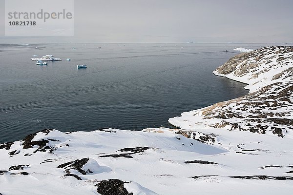 Erhöhte Aussicht auf die schneebedeckte Küste und die Disko-Bucht bei Ilulissat  Grönland