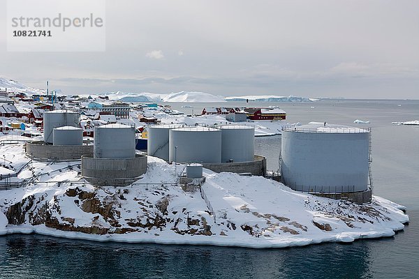 Erhöhte Ansicht der schneebedeckten Öltanks in Ilulissat  Grönland