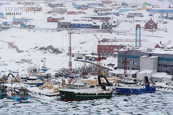 Erhöhte Ansicht des Schneesturms über dem Hafen  Ilulissat  Grönland