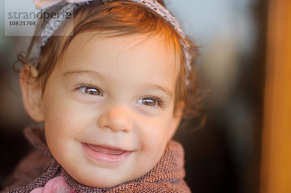 Porträt eines jungen Mädchens  lächelnd