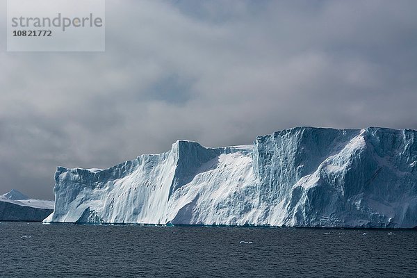 Eisberge und bedeckter Himmel  Ilulissat Eisfjord  Disko Bay  Grönland