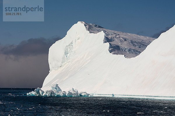 Sonnenbeschienener Eisberg  Ilulissat Eisfjord  Disko Bay  Grönland