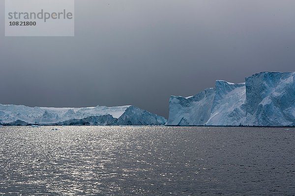 Sturmwolken und Eisberge am Ilulissat-Eisfjord  Disko-Bucht  Grönland