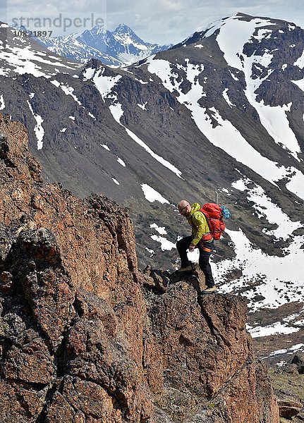 Männlicher Bergsteiger auf steilem Berg  Chugach State Park  Anchorage  Alaska  USA