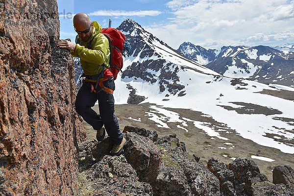 Männlicher Bergsteiger auf steilem Berg  Chugach State Park  Anchorage  Alaska  USA