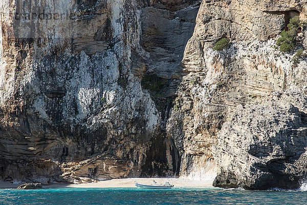 Boot auf dem Wasser durch Höhle in Klippe  Golfo di Orosei  Sardinien  Italien