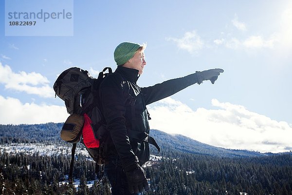 Junge männliche Wanderer  die auf Bergwälder hinweisen  Ashland  Oregon  USA