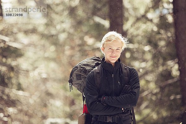 Portrait eines jungen Wanderers im sonnigen Wald  Ashland  Oregon  USA