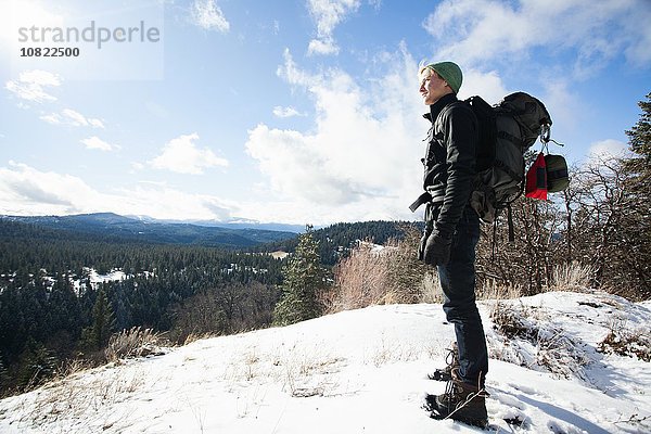 Junge männliche Wanderer mit Blick auf die verschneite Landschaft  Ashland  Oregon  USA