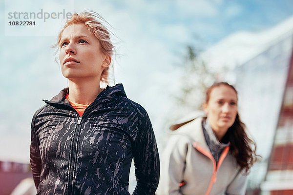 Zwei Läuferinnen bereiten sich auf den Lauf in der Stadt vor