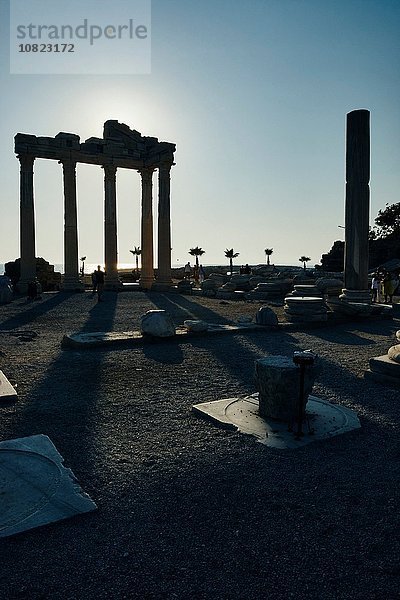 Silhouettierter Tempel des Apollo  Antalya  Türkei