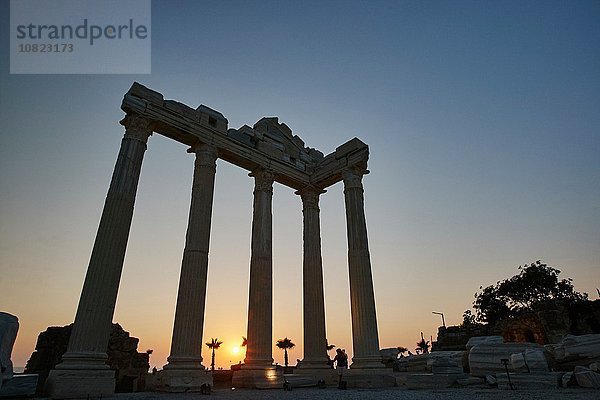 Silhouettierter Apollo-Tempel bei Sonnenuntergang  Antalya  Türkei