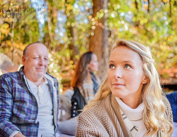 Porträt einer jungen Frau mit Eltern im Wald