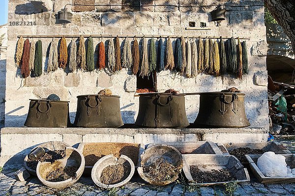 Reihen alter traditioneller Textilien und Schalen  Kappadokien  Anatolien  Türkei