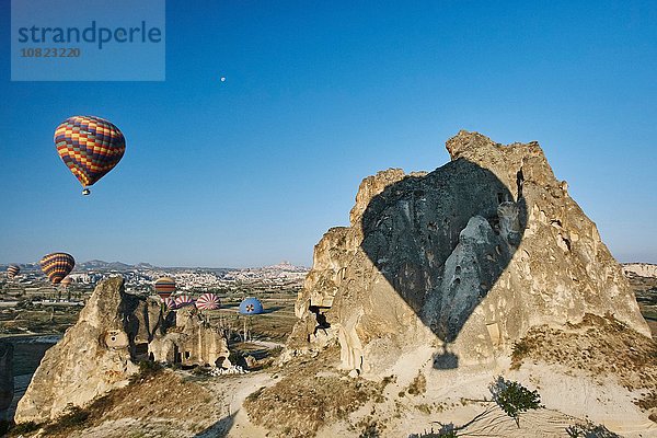 Schatten von Heißluftballons auf Felsformationen  Kappadokien  Anatolien  Türkei
