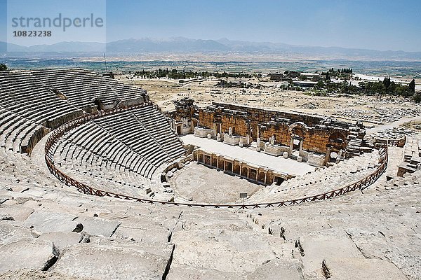 Erhöhte Ansicht des antiken römischen Amphitheaters  Hierapolis  Pamukkale  Anatolien  Türkei