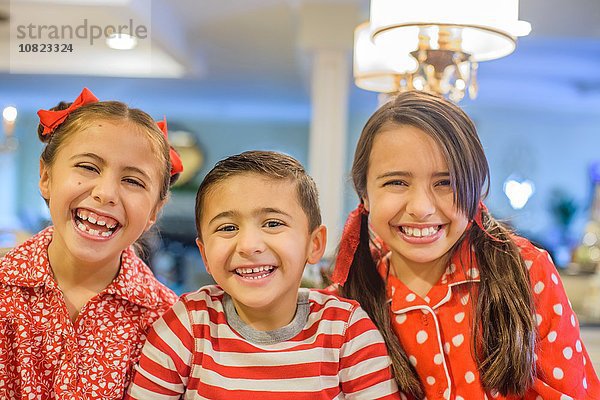 Porträt von Kindern im Pyjama mit lächelndem Blick auf die Kamera