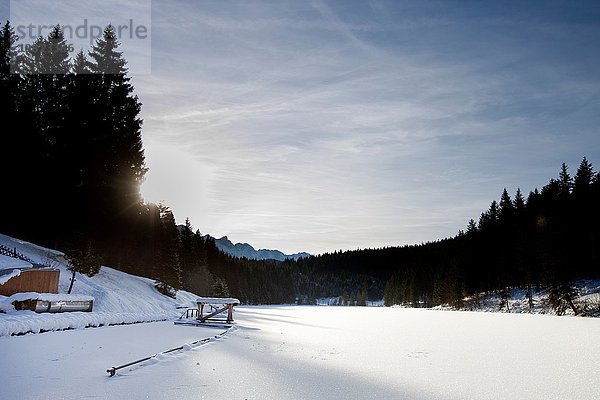 Landschaft mit schneebedecktem See  Berg  Bayern  Deutschland