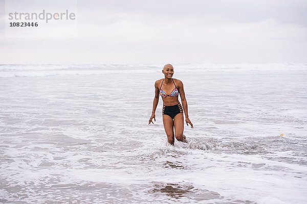 Frau im Bikini stehend im Meer