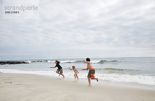 Kinder laufen am Strand  Holgate  New Jersey  USA