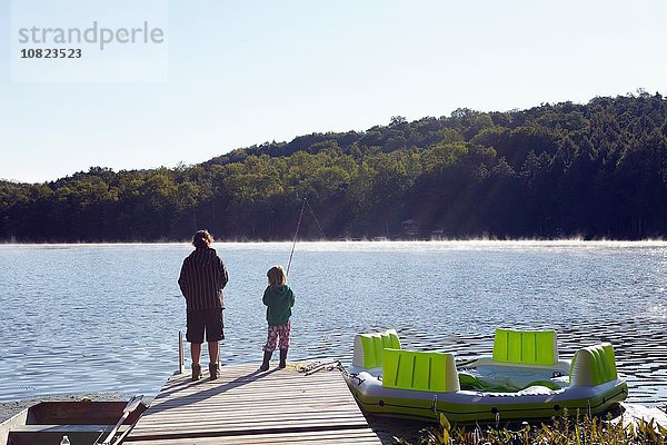 Kinder fischen am Pier am See  New Milford  Pennsylvania  USA