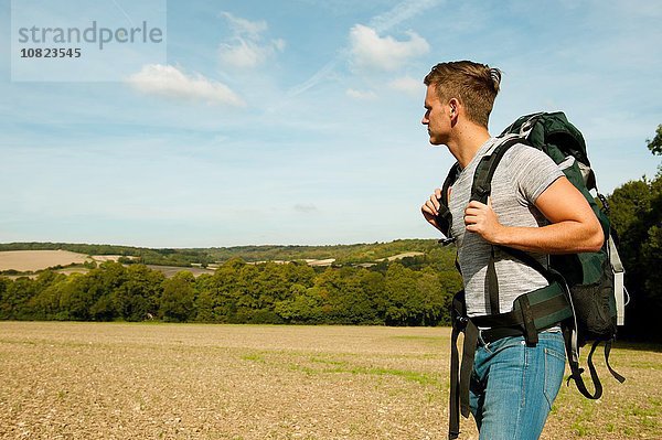 Junger Wanderer in der Feldlandschaft  Great Missenden  Buckinghamshire  Großbritannien