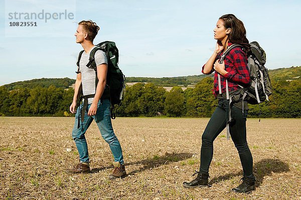 Junges Paar beim Wandern im Feld  Great Missenden  Buckinghamshire  U.K.