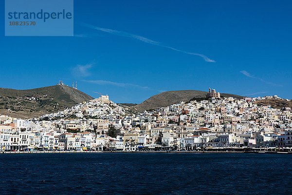 Blick auf Meer und Stadt Ermoupoli  Syros  Kykladen  Ägäis  Griechenland
