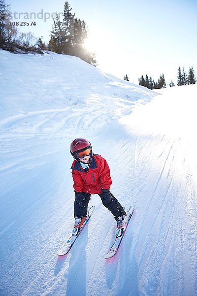 Junge Skifahrer beim Abfahren