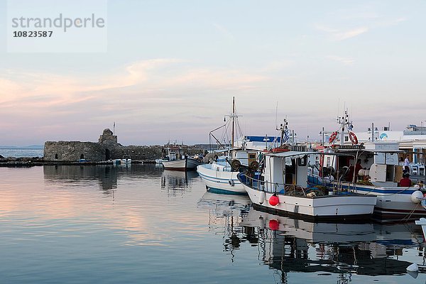 Fischerboote im Hafen bei Sonnenuntergang  Naousa  Paros  Kykladen  Ägäisches Meer  Griechenland
