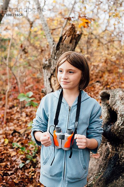 Junges Mädchen im Wald  Fernglas mit Rundhalsausschnitt