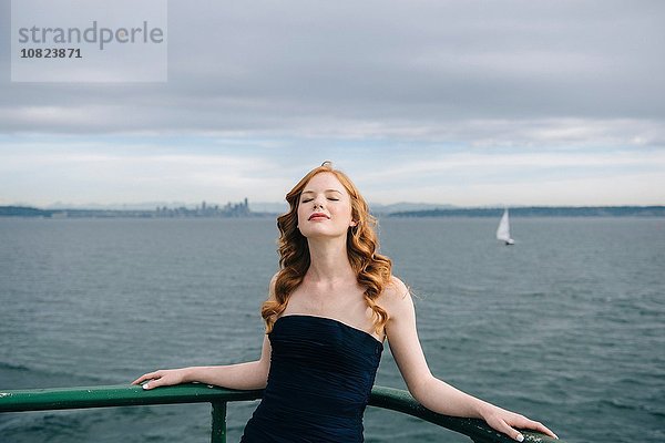 Porträt der schönen jungen Frau mit geschlossenen Augen auf der Passagierfähre Puget Sound  Seattle  USA
