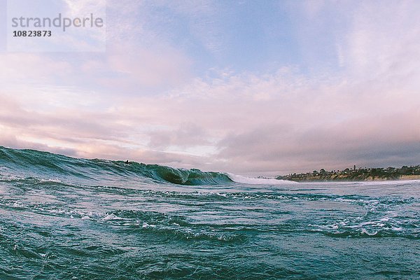 Fernsicht des Surfers auf der Meereswelle nahe der Küste  Encinitas  Kalifornien  USA