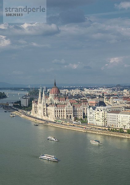 Das Parlament und Fähren auf der Donau  Ungarn  Budapest