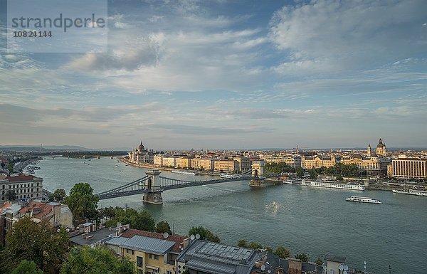 Kettenbrücke und Fähren auf der Donau  Ungarn  Budapest