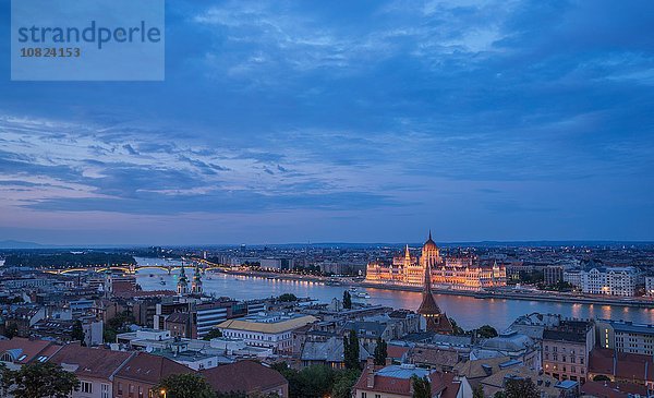 Das Parlament an der Donau bei Nacht  Ungarn  Budapest