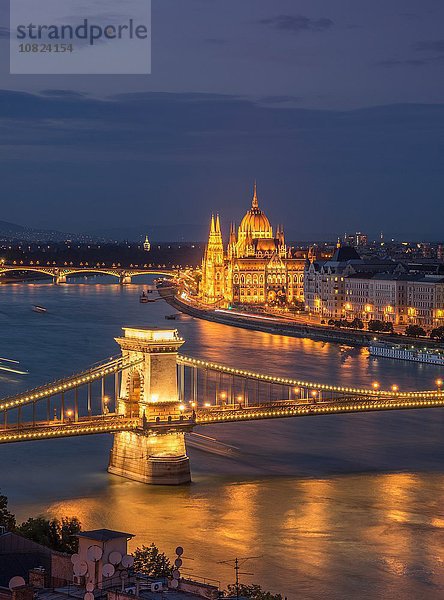 Das Parlament und die Kettenbrücke an der Donau bei Nacht  Ungarn  Budapest