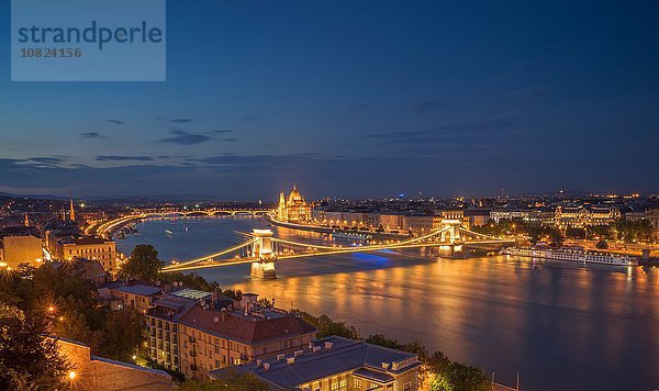 Kettenbrücke an der Donau bei Nacht  Ungarn  Budapest