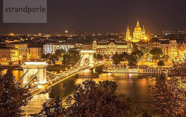 Kettenbrücke an der Donau bei Nacht  Ungarn  Budapest