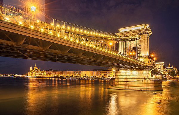 Kettenbrücke beleuchtet bei Nacht auf der Donau  Ungarn  Budapest