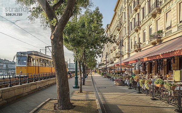 Straßenbahn und Restaurant entlang der Donau  Ungarn  Budapest